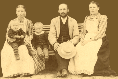 Bilden visar Familjen Carlsson och är tagen omkring 1890, den är en del av ett större foto.Med på bilden är Carl-Fredrik, hustrun Johanna, sönerna Carl Emanuel och Fredrik Johannes. Med på bilden är en kvinna som troligen är "barnflickan".