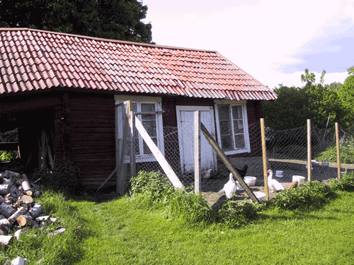 Detta är fd. Badhuset i Västansjö, då det användes som badhus stod huset nere vid sjökanten. Huset användes även som likbod efter det varit Badhus. Tack till Gösta Spers för guidningen. /Peter