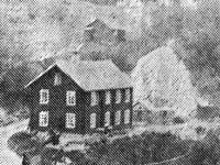 Badhotellet på sin ursprungliga plats. bakom huset skymtar matkällaren och t.h. ett förråd (senare svinstia). Längre upp i backen ett litet hus okänt vad det använts till.