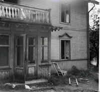 Bilden tagen av Erik Bergqvist ( E B-T) vid ett besök 1945 tilsammans med S. Sjöberg Naturskyddsföreningens ordf. och Carl Falkman, då man undersöker om man kan göra om Janssonska stugan till vandrarhem.